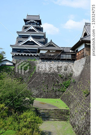 修復後的熊本城天守閣和修復中的本丸禦殿 130324755