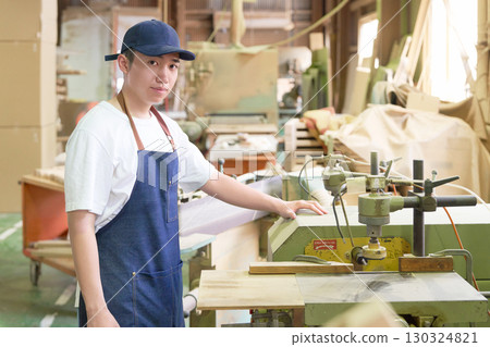 年輕人在家具製造廠工作 130324821