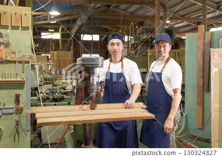 老年人和年輕人在木工店工作 130324827
