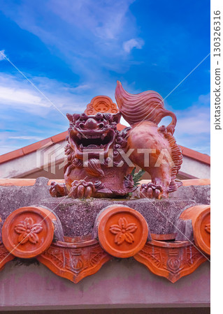 沖繩縣宮古島大矢見禦嶽的紅瓦屋頂上矗立著一尊獅像（豎立） 130326316