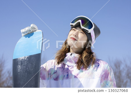 享受雪景的可愛女人 130327068