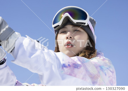 享受滑雪的可愛女人 130327090