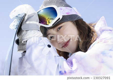 享受滑雪的可愛女人 130327091