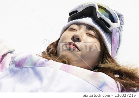 享受雪景的可愛女人 130327219