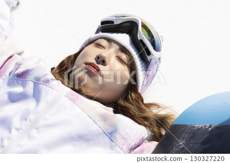享受雪景的可愛女人 130327220