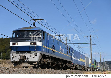 EF210 Momotaro No. 330 running on the Shintarui Line EF210 Momotaro No. 330 running on the Shintarui Line 130327249