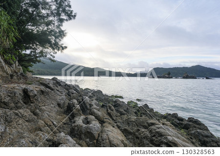 清晨從 Nchana 海灘望去的渡嘉敷島 130328563