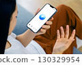 亞洲女性透過智慧型手機與人工智慧助理交談、語音辨識、科技生活 130329954