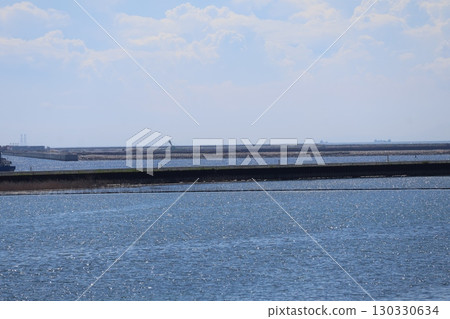 藍色的海面、長長的碼頭、填海土地和藍天白雲的風景 130330634