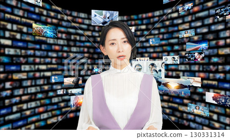 一位女播音員在視訊螢幕前播報新聞 一位女播音員在視訊螢幕前播報新聞 130331314