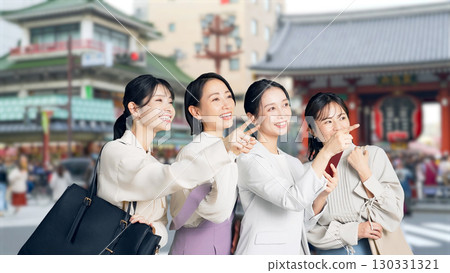 Female group tourists traveling to tourist destinations, women's trip Female group tourists traveling to tourist destinations, women's trip 130331321