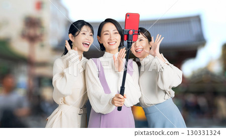 一群女遊客在旅遊景點自拍。女孩的旅行 130331324