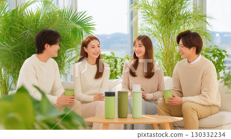 休息期間,男女員工在辦公室咖啡廳聊天 休息期間,男女員工在辦公室咖啡廳聊天 130332234