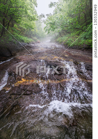 The mysterious Kamuiwakka Falls flows over rock faces wet with drizzle 130332949