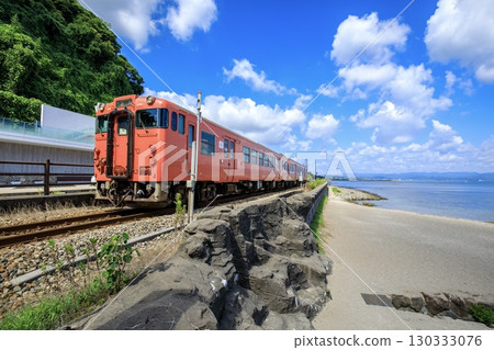 Himi Line Kiha 40 series local train running along Amaharashi Coast Himi Line Kiha 40 series local train running along Amaharashi Coast 130333076