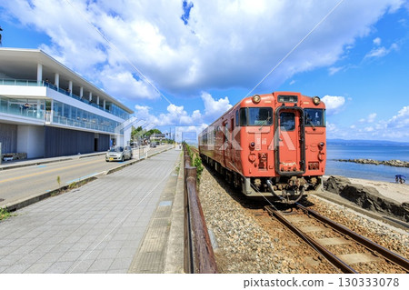 Himi Line Kiha 40 series local train running along Amaharashi Coast 130333078