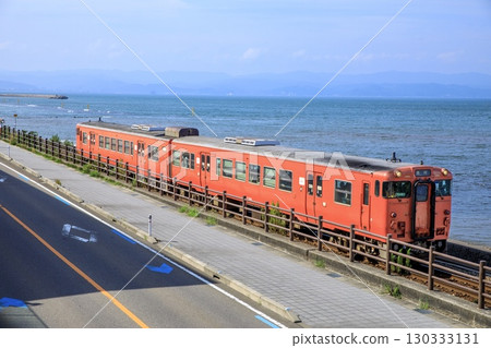 冰見線 Kiha 40 系列本地列車沿著 Amaharashi 海岸行駛，背景是能登半島 130333131