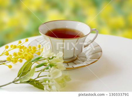 紅茶 茶杯 茶時間 黃色和白色的花朵 紅茶 茶杯 茶時間 黃色和白色的花朵 130333791