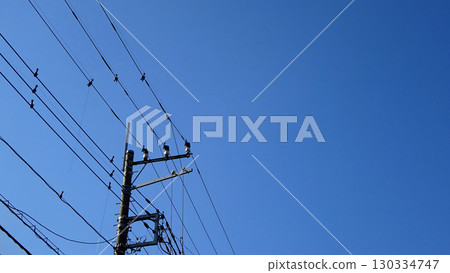 電線和電線桿伸向藍天 電線和電線桿伸向藍天 130334747