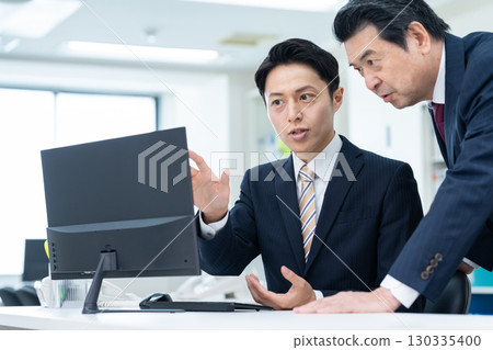 Middle-aged businessman working in the office 130335400
