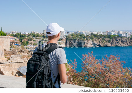 Man wearing a white hat 130335490