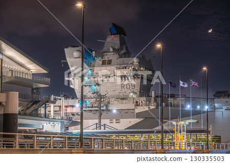 The bridge of the Royal Navy aircraft carrier "Prince of Wales" and the Anglo-Japanese friendship flag floating on a moonlit night 130335503