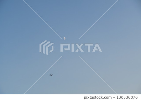 在浮間公園拍攝在新月下飛行的飛機 130336076