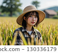 稻田裡的一位女稻農的場景 130336179