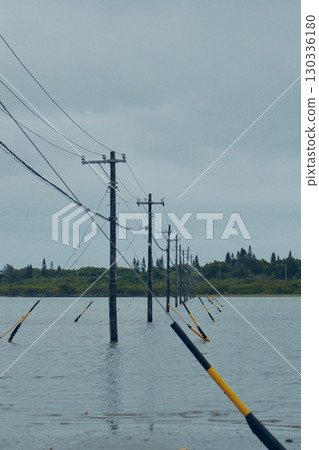 電線桿和電線矗立在海中的景象 電線桿和電線矗立在海中的景象 130336180