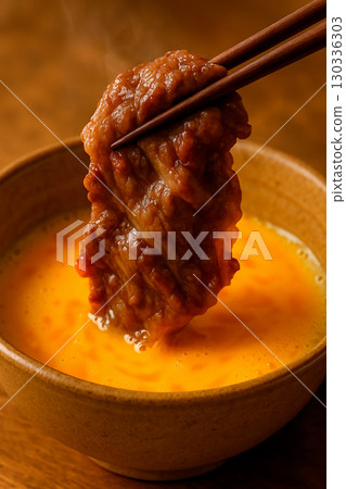 壽喜燒牛肉打散的雞蛋 壽喜燒牛肉打散的雞蛋 130336303