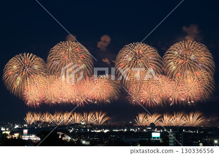 長岡煙火盛放,五彩繽紛的花朵盛放,蔚為壯觀 長岡煙火盛放,五彩繽紛的花朵盛放,蔚為壯觀 130336556