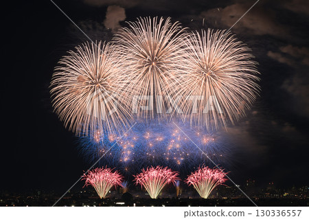 長岡煙火盛會的夢幻之夜，光幕傾瀉而下 130336557