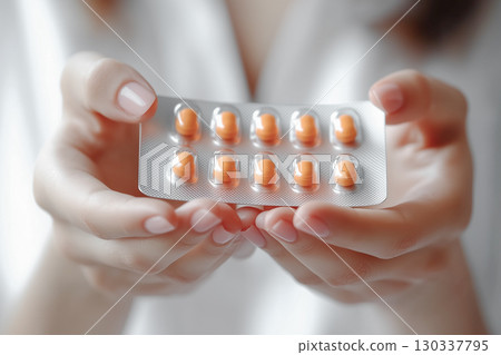 A woman's hand offering medicine. Doctor, physician, female doctor, nurse, nurse, hospital, medical care, pharmacy, pharmacist 130337795