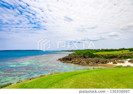 A hole overlooking the ocean at a resort golf course with a refreshing tropical blue sky and a view of the sea with its shining coral reefs (Miyakojima City, Okinawa Prefecture) 130338097