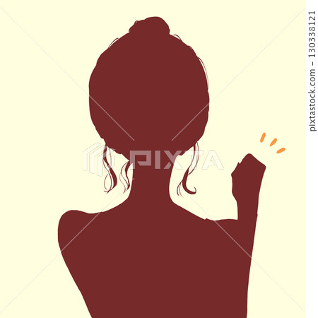 微笑的女人用一隻手握拳，髮髻，輪廓 130338121