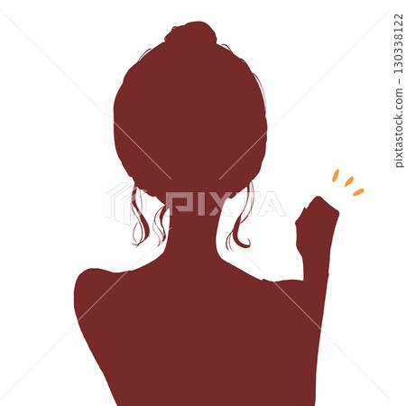微笑的女人用一隻手握拳，髮髻，輪廓 130338122