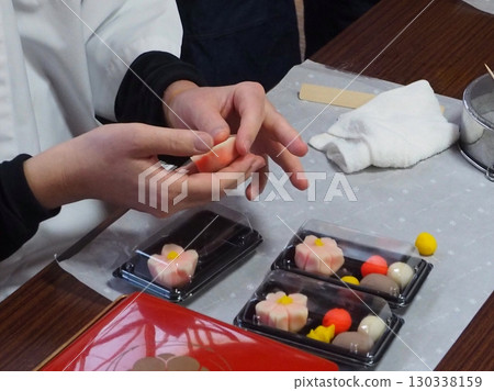 Craftsman who makes Japanese sweets Craftsman who makes Japanese sweets 130338159
