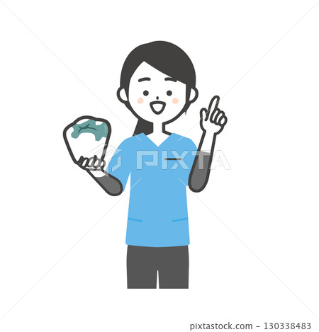 一位穿著手術服的女士舉起手指，握著一顆補好的臼齒 130338483