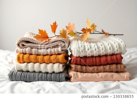 秋冬換裝、折疊針織品和秋葉的形象 130338655