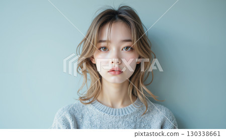 一位年輕女子的肖像，表情焦慮而困惑 130338661