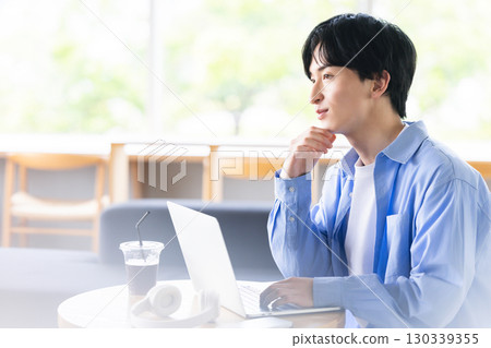 使用電腦的男人 130339355