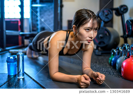 酷女人用平板撐訓練腹部肌肉，肌肉訓練，體育館，日語 130341689