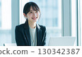 穿著西裝的微笑的女人 130342387