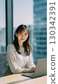 辦公室微笑的女人 130342391