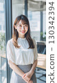 辦公室微笑的女人 130342394