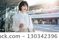 晚上，一位年輕女子在辦公區喝咖啡 130342396