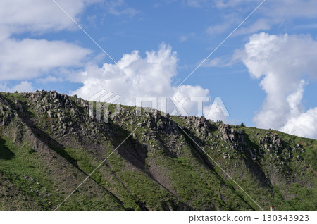 夏季白根山的崎嶇山勢與翠綠植被形成鮮明對比 130343923