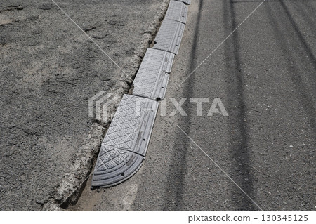 道路與停車場邊界安裝的階梯坡道照片 道路與停車場邊界安裝的階梯坡道照片 130345125