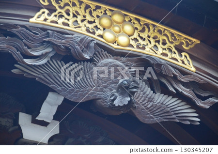 Plum blossom crest and bird sculpture (Osaka Tenmangu Shrine, Nishito-Ryumon Gate, Kita-ku, Osaka City, Osaka Prefecture) 130345207
