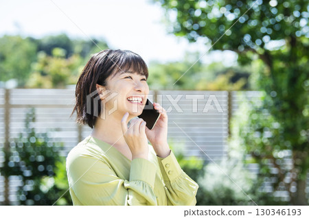 拜訪智能手機的一位小姐 130346193